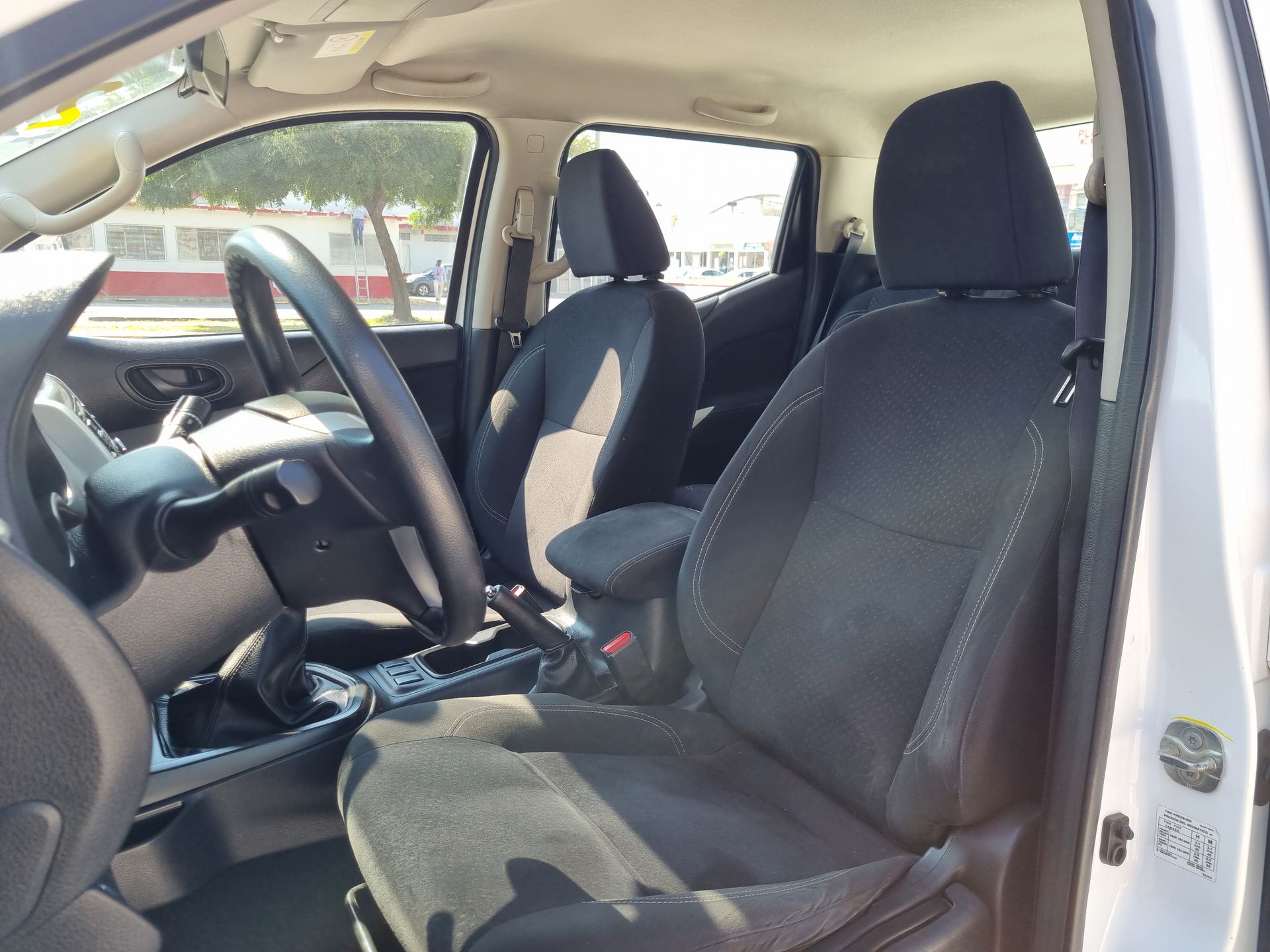 2020 Nissan NP300 Doble Cabina 2.5 SE Paq Seguridad Mt