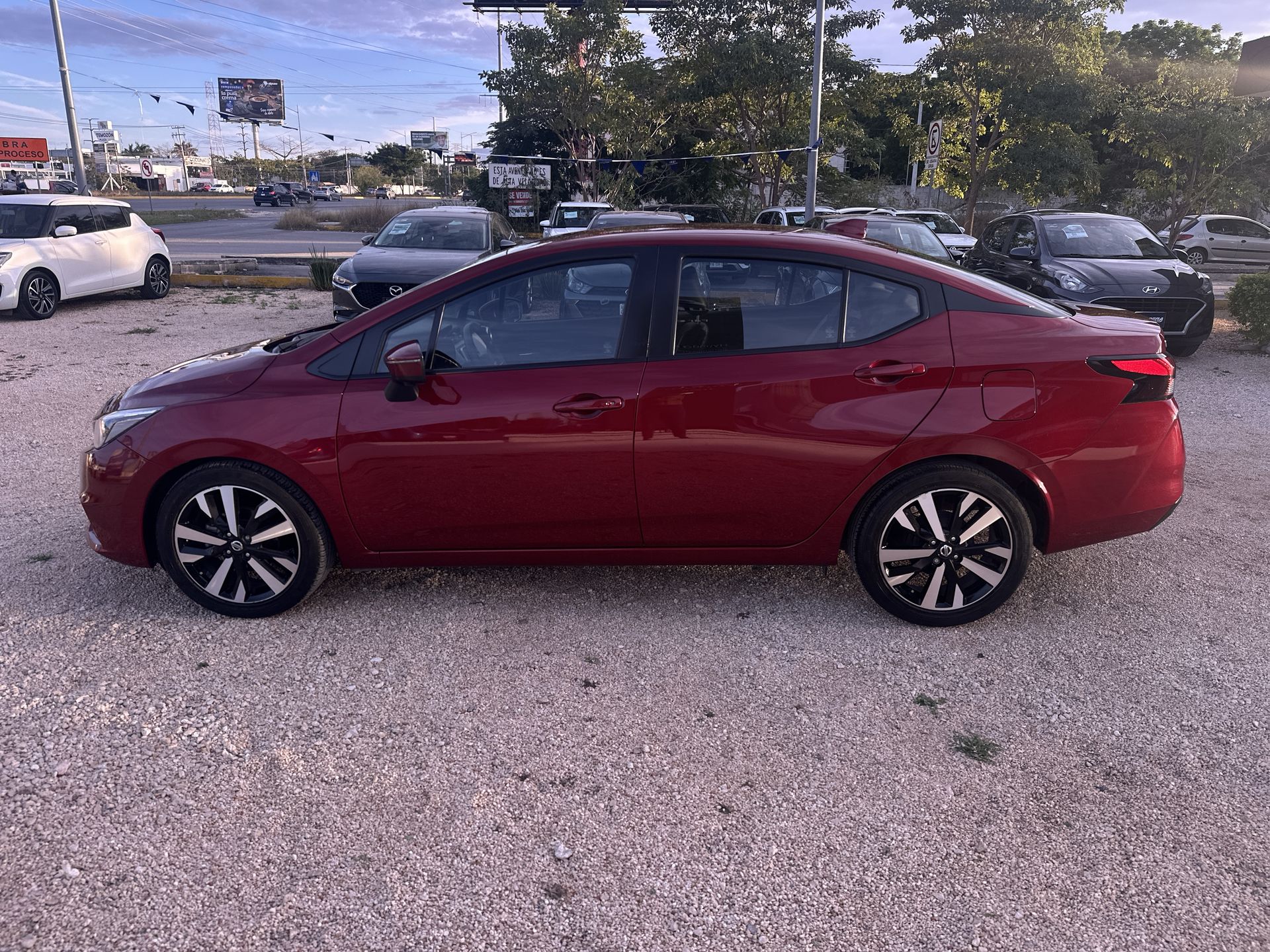 2022 Nissan Versa 1.6 Platinum Piel At