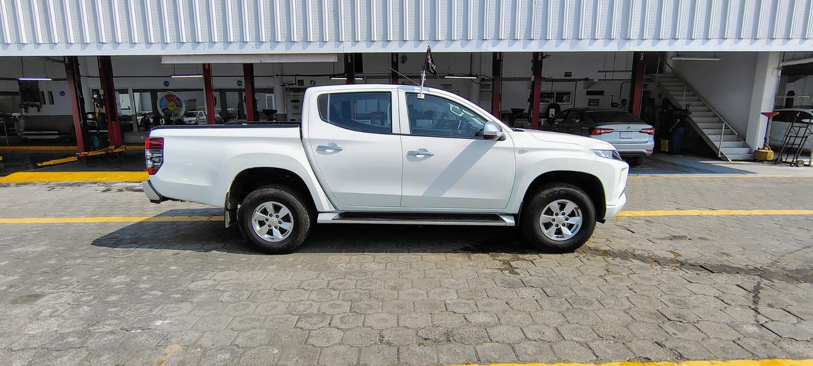 2022 Mitsubishi L200 2.4 Glx Cabina Doble 4x2 Mt