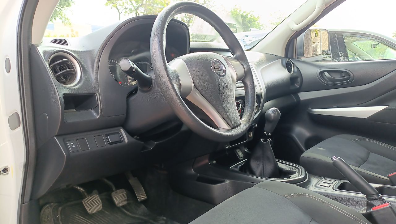 2020 Nissan NP300 Doble Cabina 2.5 SE Paq Seguridad Mt