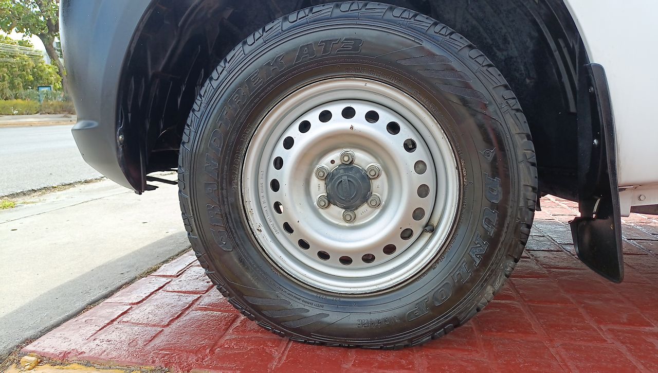 2020 Nissan NP300 Doble Cabina 2.5 SE Paq Seguridad Mt