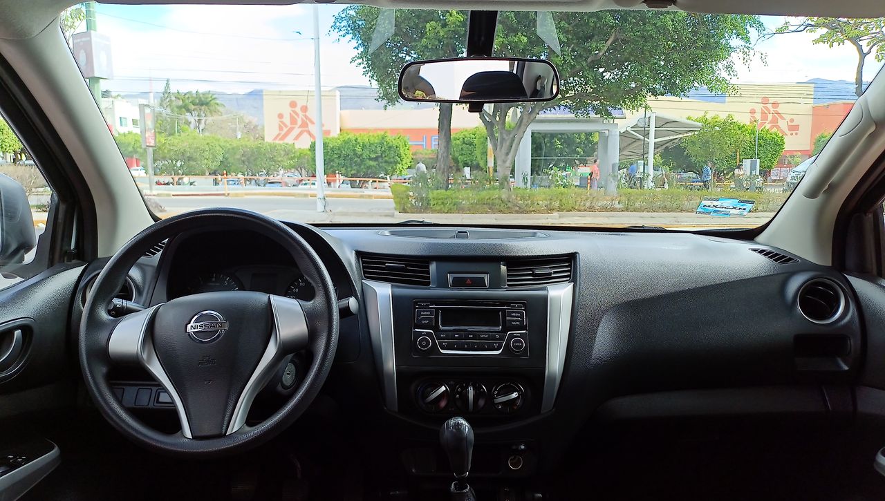 2020 Nissan NP300 Doble Cabina 2.5 SE Paq Seguridad Mt