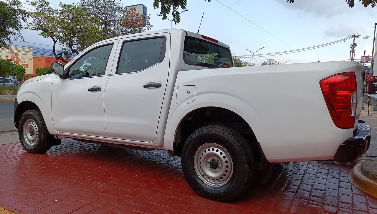 2020 Nissan NP300 Doble Cabina 2.5 SE Paq Seguridad Mt