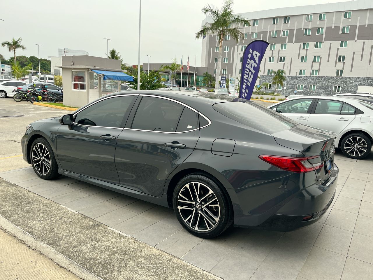 2025 Toyota Camry 2.5 Xle Hev At