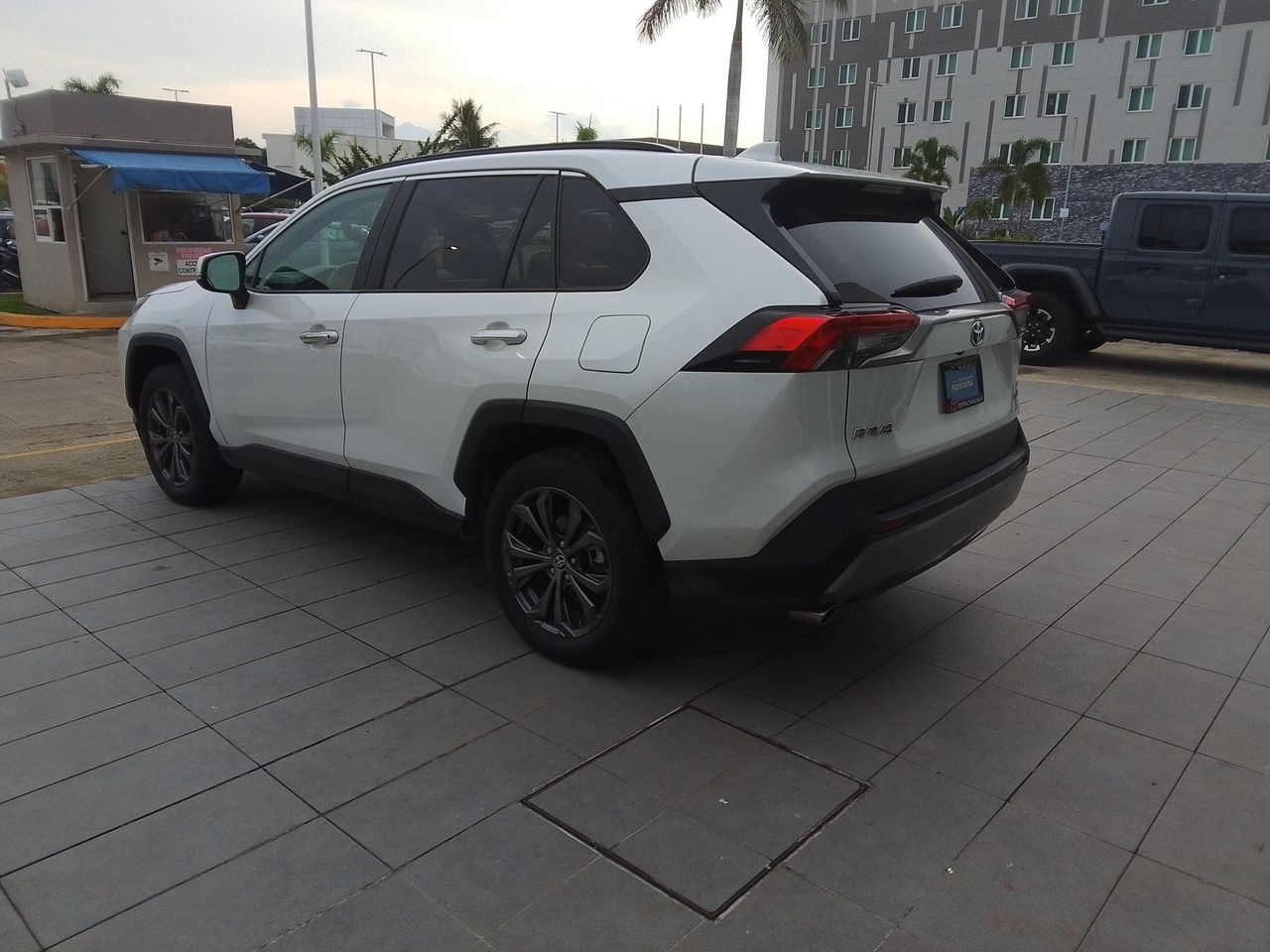 2023 Toyota RAV4 2.5 Limited Hybrid At