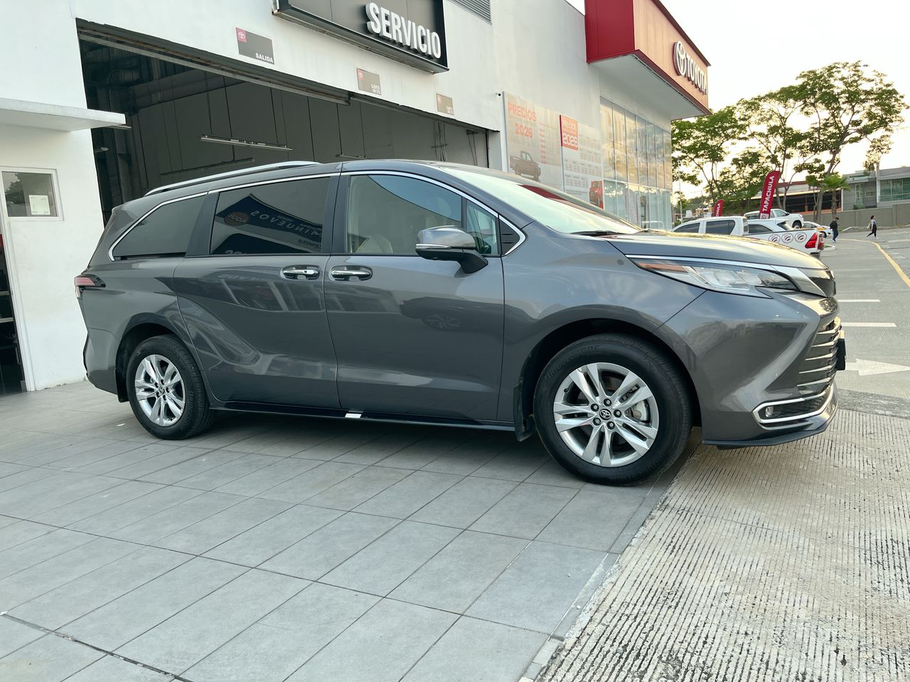 2025 Toyota Sienna 2.5 Platinum Hev At
