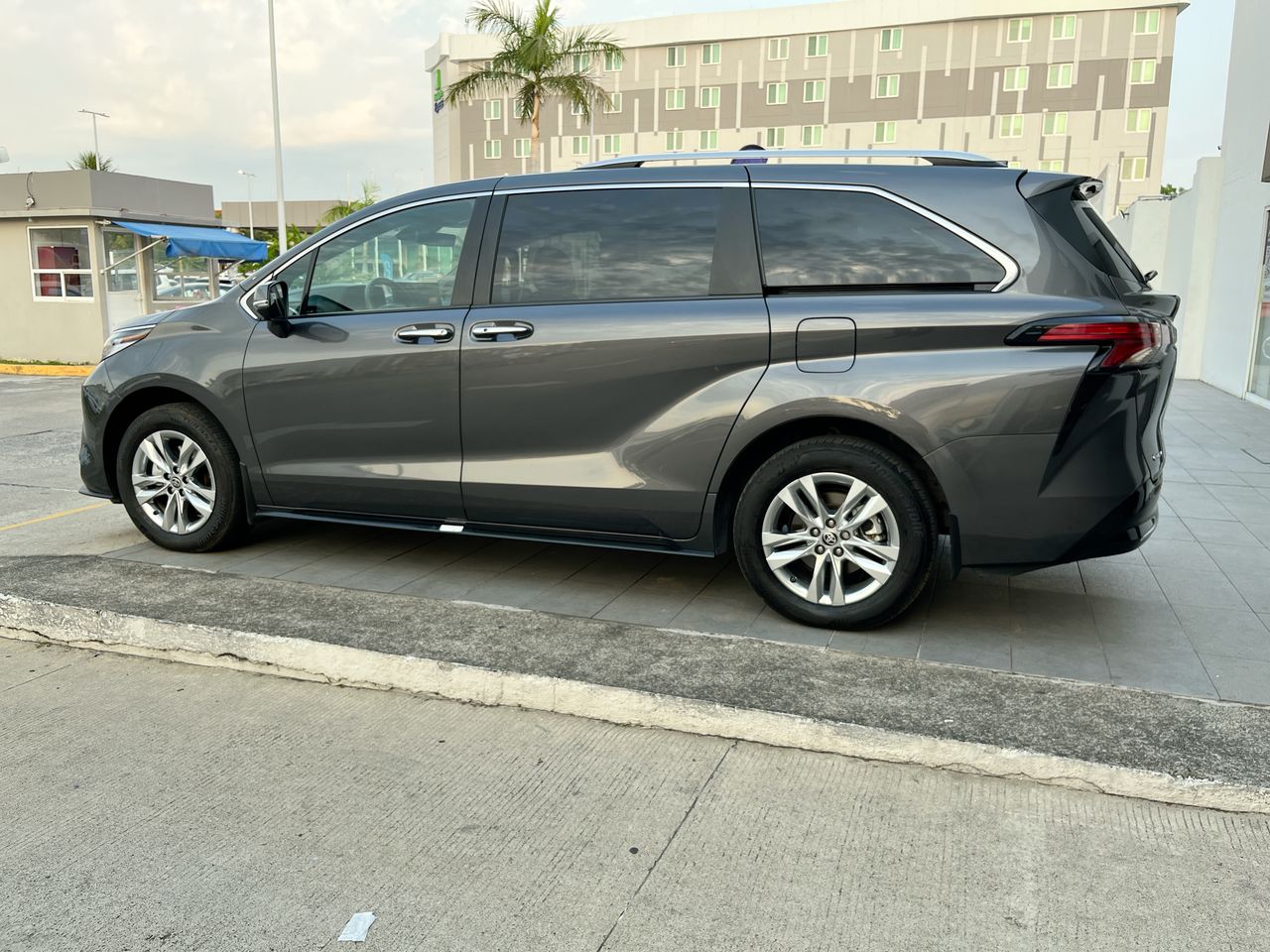 2025 Toyota Sienna 2.5 Platinum Hev At