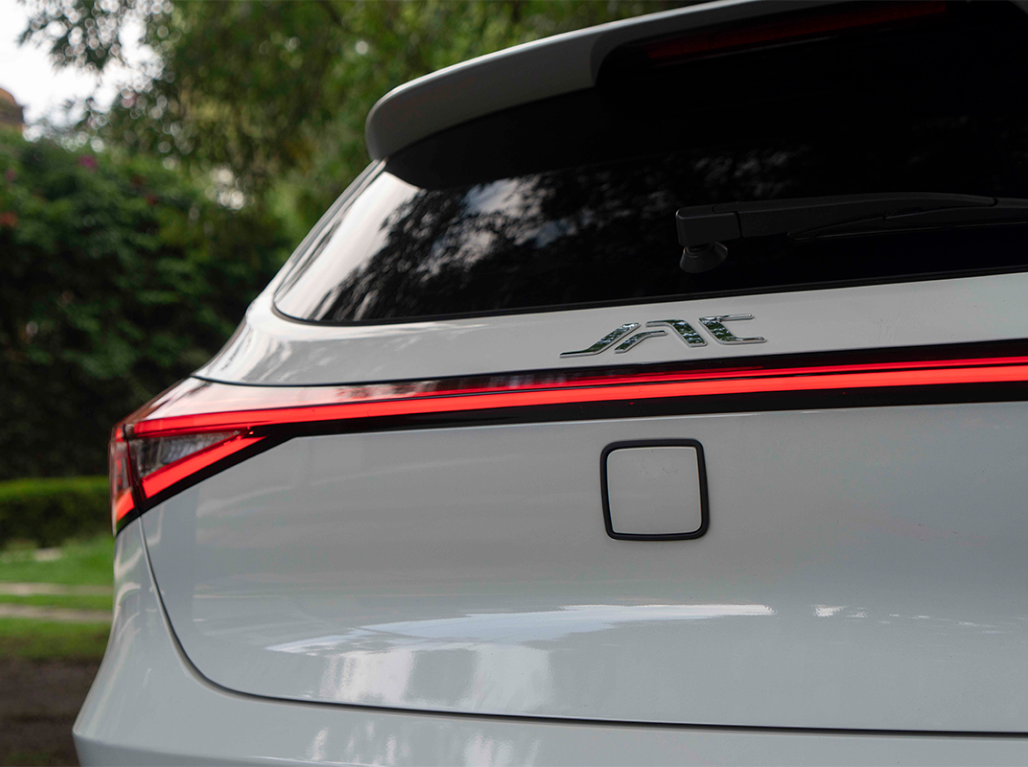 Sensores traseros de estacionamiento y cámara de reversa